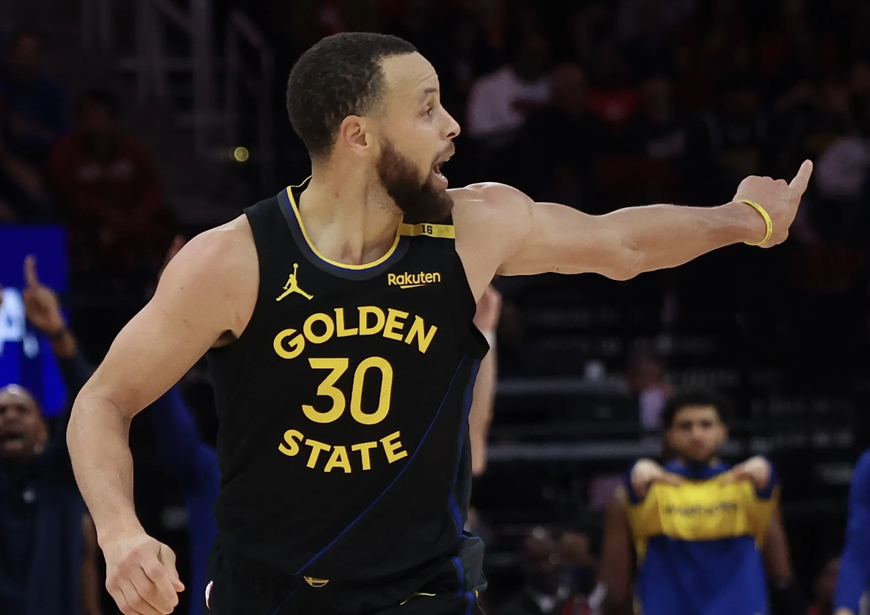 库里连续十场比赛得分超过刷新纪录，美国队不断突破！观众掌声雷动的简单介绍-爱游戏APP下载