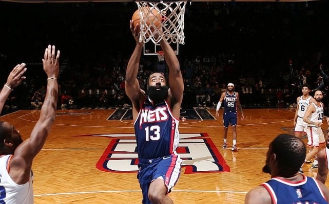 西亚卡姆重返赛场，比赛规则变更首场状态出色，篮网观众沸腾！观众掌声雷动的简单介绍-爱游戏平台